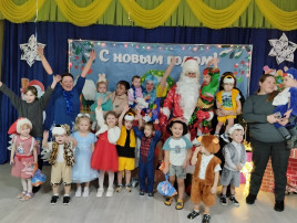 Новогодний утренник в младшей группе «Непоседы» Новогодний утренник в младшей группе «Непоседы».