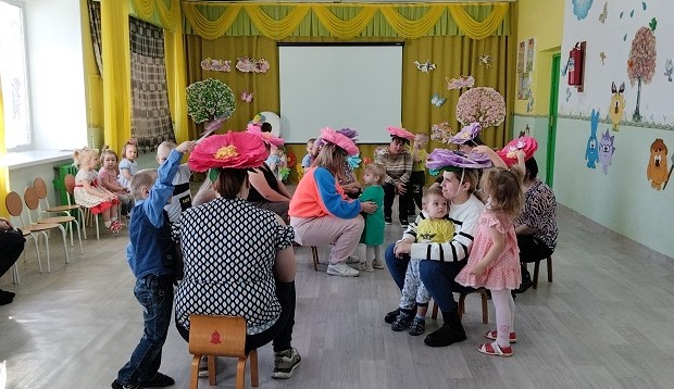 Малыши поздравляют мам Малыши поздравляют мам.